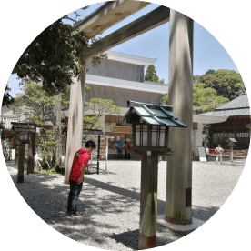 猿田彦神社を参拝する写真